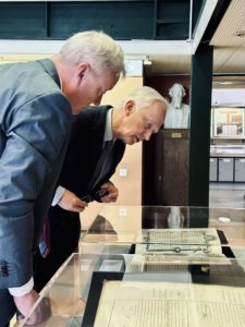 Pierre Flückiger, archiviste d’Etat, directeur et S.A.I.R l’Archiduc Christian de Habsbourg-Lorraine devant des documents